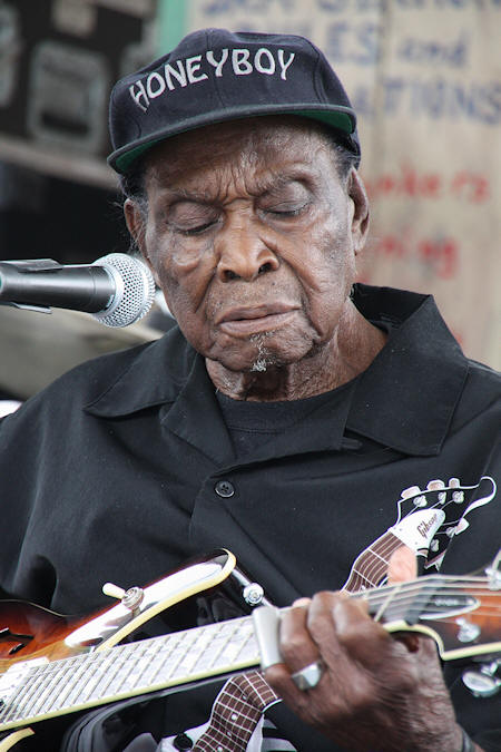 Honeyboy Edwards � Copyright 2010 Alan White. All Rights Reserved.